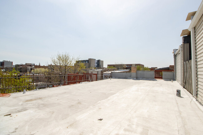 Building Photo - 921 S Laflin St
