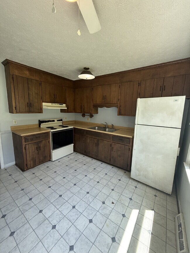 Building Photo - 2 Bedroom 1 Bathroom Apartment in Madison Heights with off street parking.