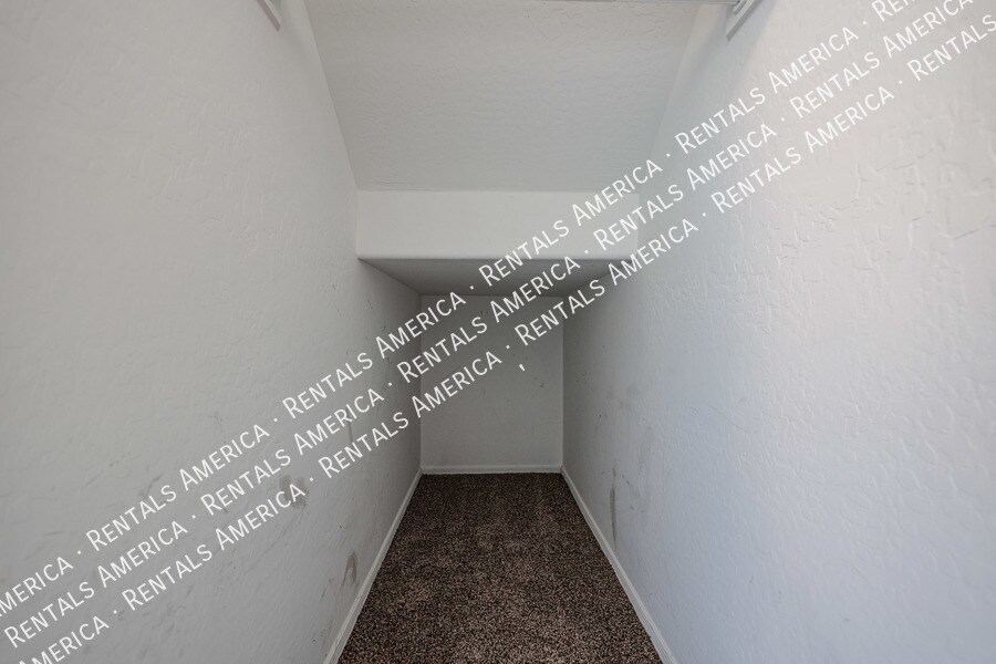 Building Photo - 9233 E Neville Ave