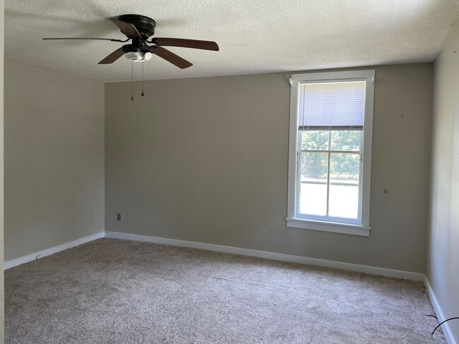 Building Photo - 4 BED 2 BATH TWO STORY HOME IN TROY!