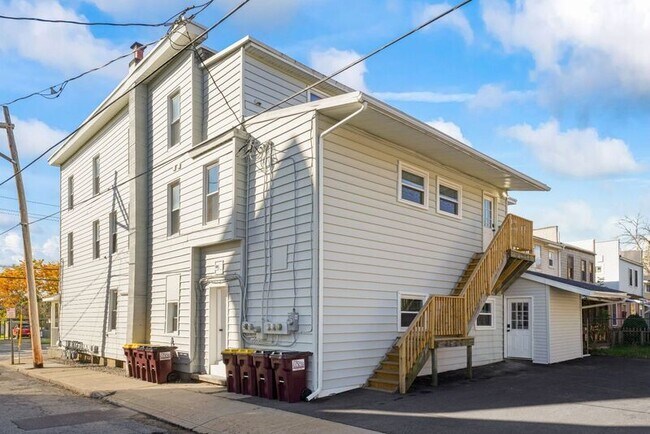 Building Photo - 44 Saratoga Ave