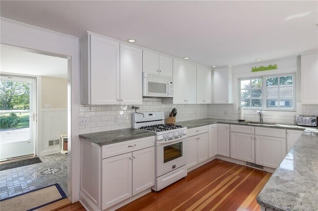 Building Photo - 140 Overshore Dr E