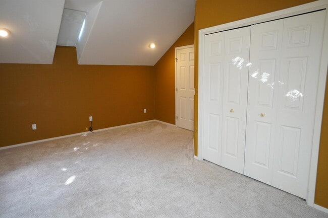 Building Photo - 1394 E Holly St