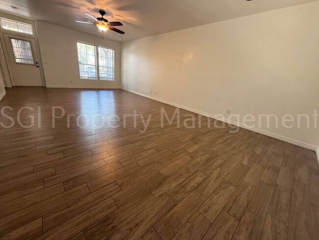 Building Photo - 942 S Ash Ave