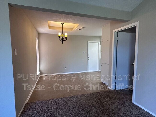 Building Photo - 702 Alhambra Dr