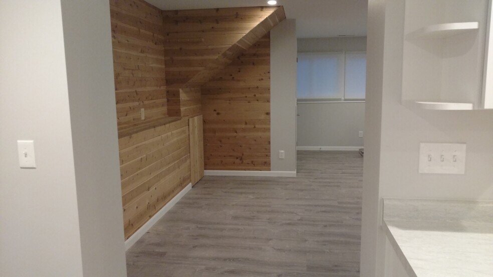 Building Photo - 1556 Hillview Rd