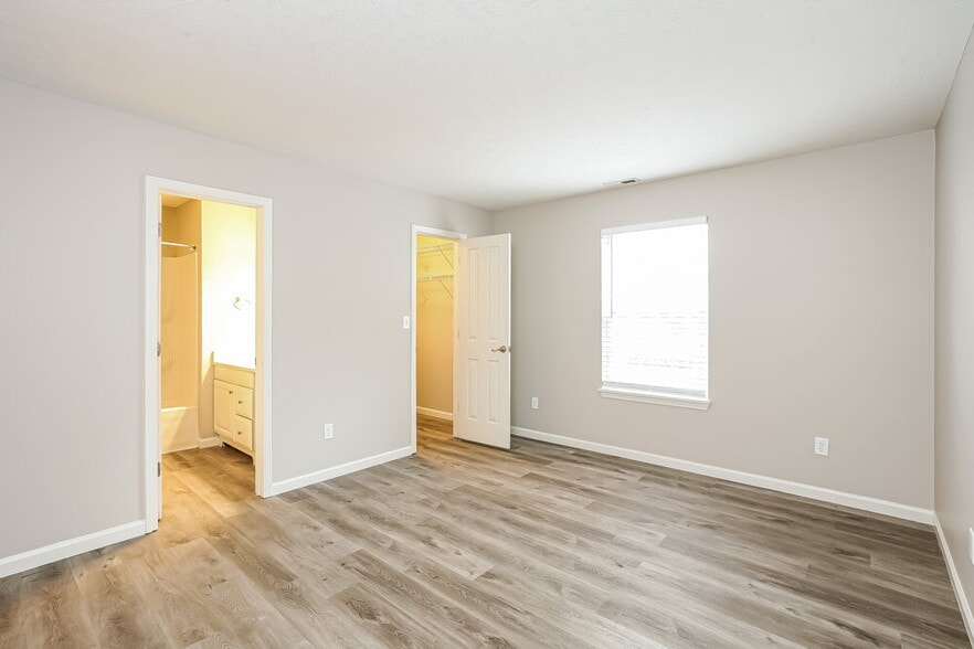 Building Photo - 1108 W Southport Rd