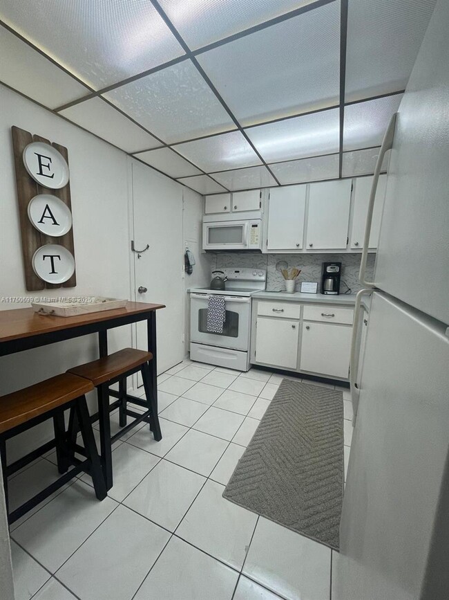 Building Photo - 401 Golden Isles Dr