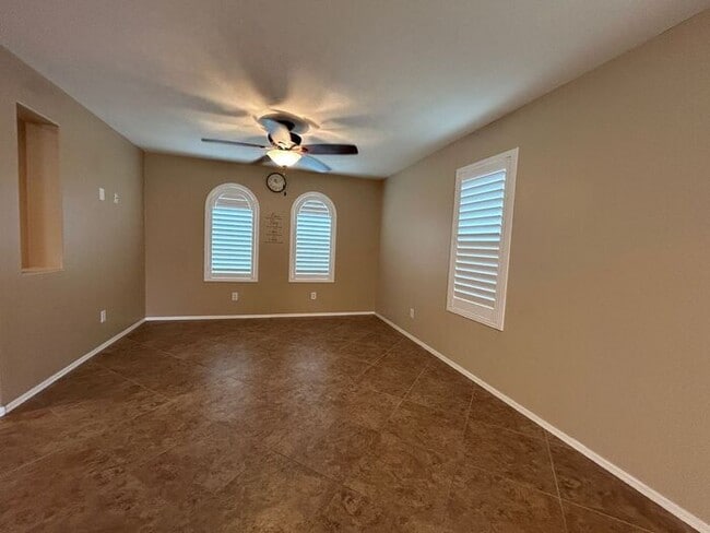 Building Photo - 2251 S Ponderosa Dr