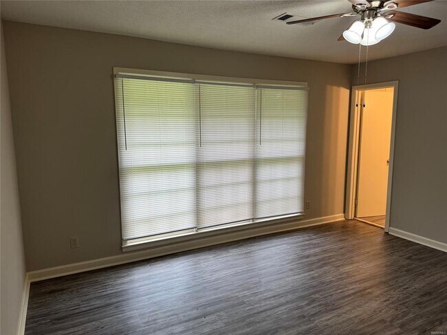 Building Photo - 2233 W Aberdeen Dr