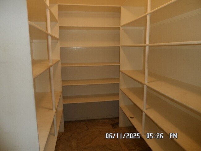 Building Photo - 3 Bedrooms, Den, 2 Bathrooms, 3 Car Garage...
