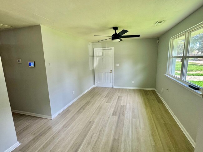 Building Photo - 314 Woodview Ave