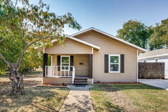 Building Photo - Single-Family Home Available!