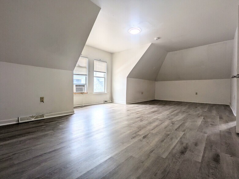 Building Photo - 5552 Black St