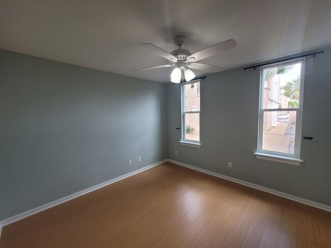Building Photo - Ground Floor - 1 bedroom 1 bath - Near UTM...