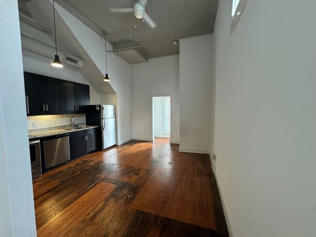 Building Photo - 17 W Main St