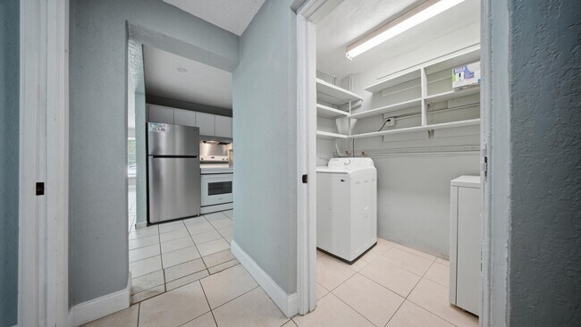 Building Photo - 4681 SW 43rd Terrace