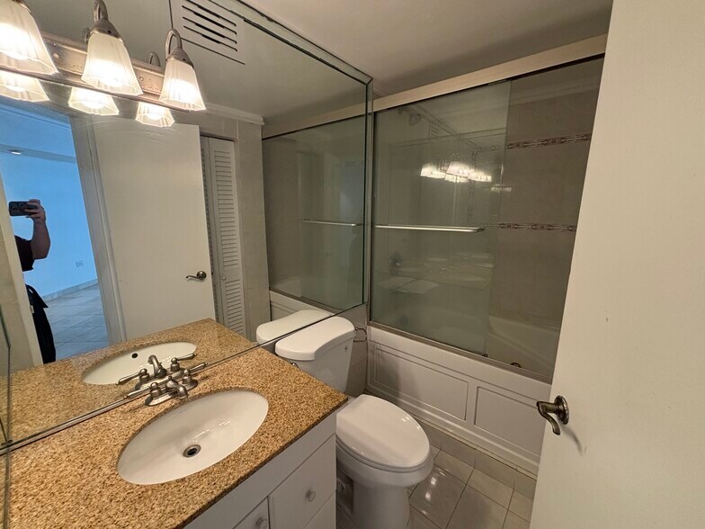Building Photo - 999 Brickell Bay Dr