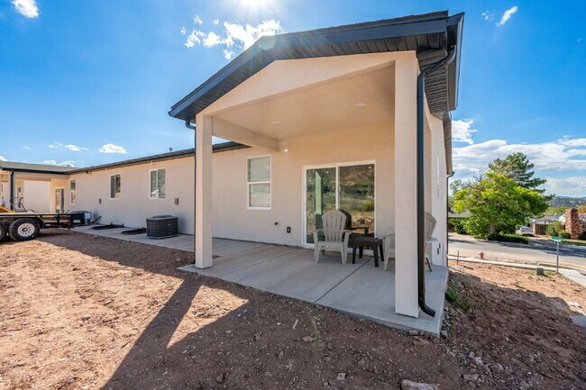 Building Photo - Private room with shared bathroom in a bra...