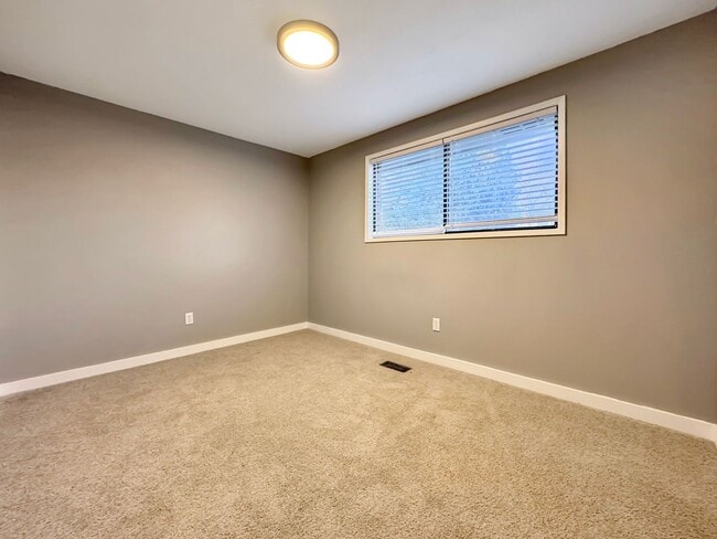 Building Photo - Pet-Friendly Newly Remodeled 3-Bedroom Home in South West Boise with Granite Counters, Gas Firepl...
