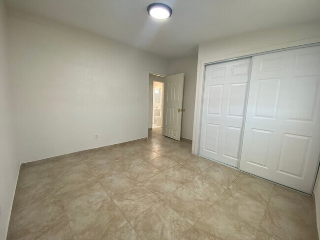 Building Photo - 3 bed  1 bth Available now.. Apply today!