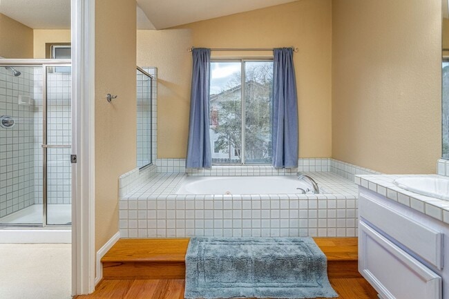 Building Photo - Beautiful & Spacious 4 bedroom home in Enc...