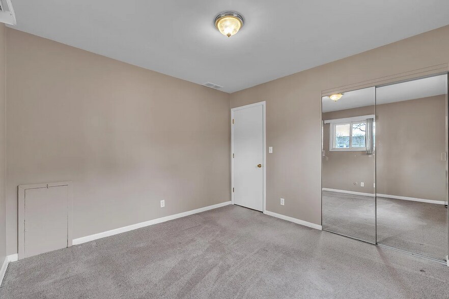 Building Photo - 1114 N Maple Rd