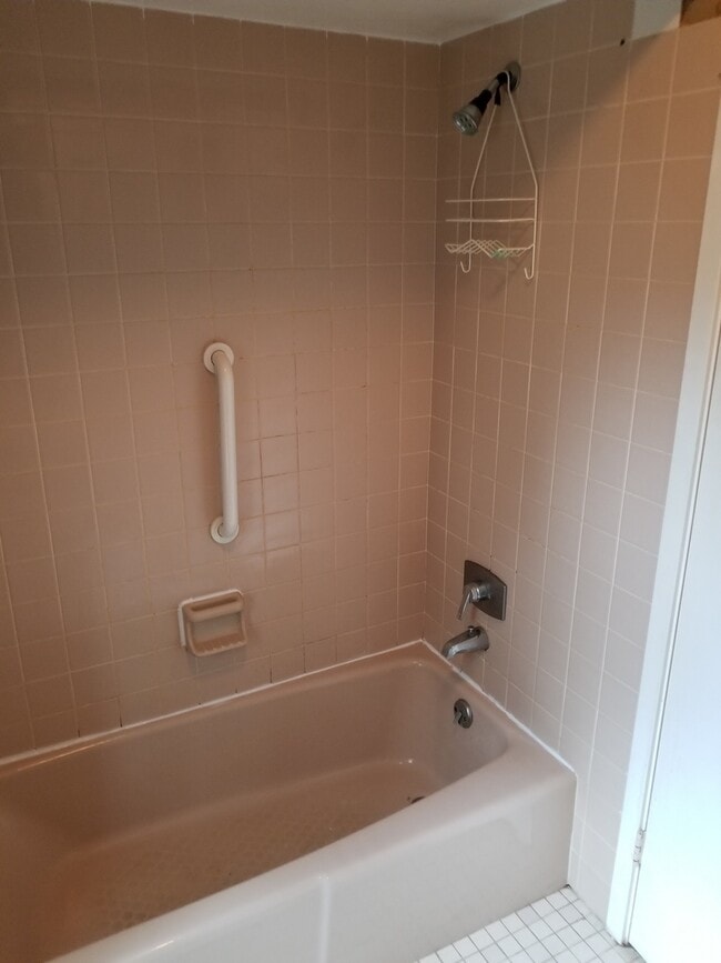 Building Photo - Lovely End Unit Located in Highly Sought A...