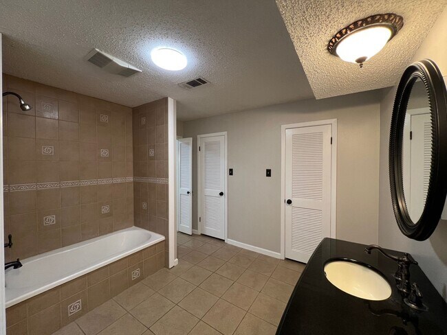 Building Photo - 9240-9250 Lockhart Rd