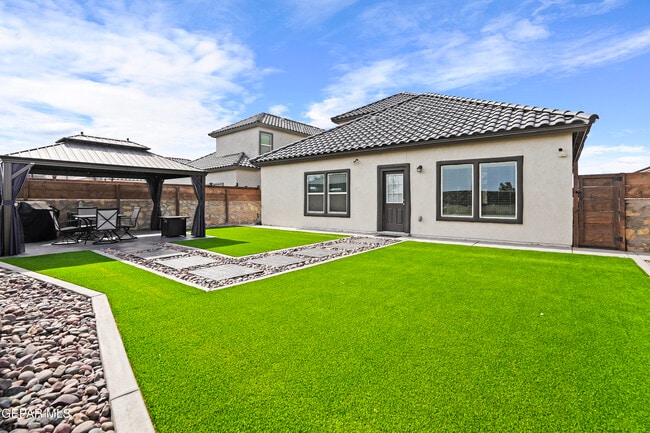 Building Photo - 13920 Loreina Luz Ave
