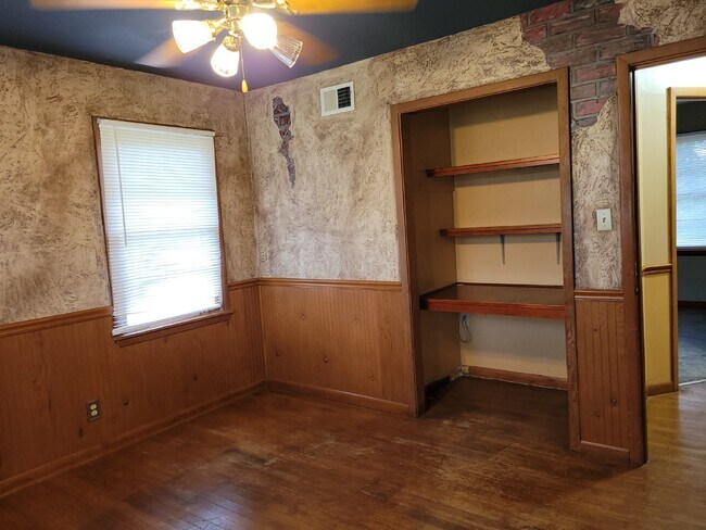 Building Photo - "Spacious 3-Bed Haven with Hardwood Floors in Huntsville – 2115 Sq Ft of Comfort!"
