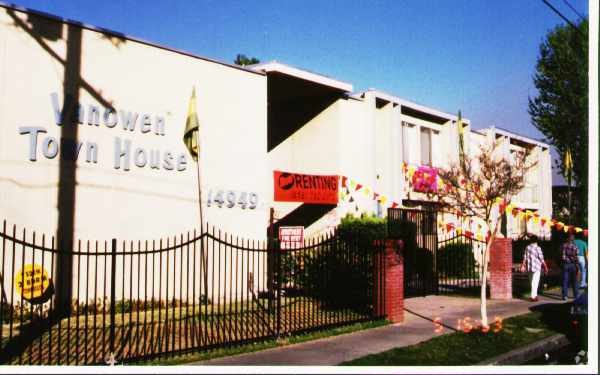Entrance - Vanowen Town House