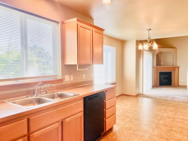Building Photo - Enormous 4 Bed 2.5Bath + Bonus Room Great Lacey Neighborhood