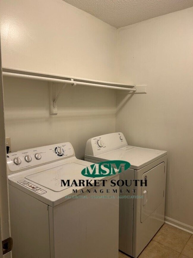 Building Photo - BRANDLEWOOD CUL-DE-SAC OFF GARRARD