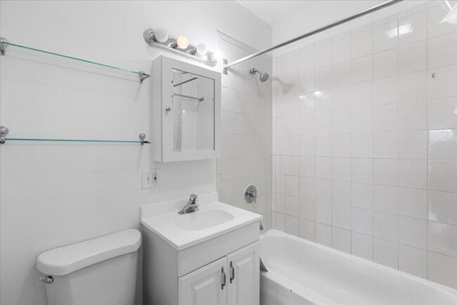 Building Photo - 2 bedroom in Chicago IL 60618