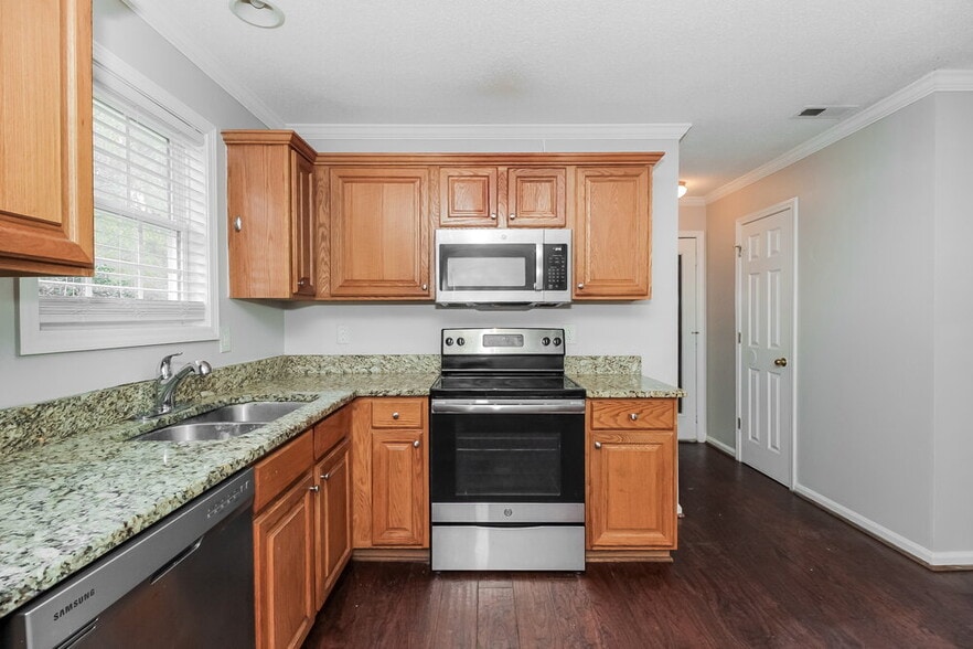 Building Photo - 155 Avondale Cir