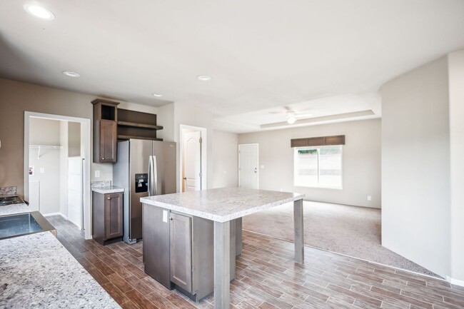 Building Photo - 1/2 off first month's rent and free Samsun...
