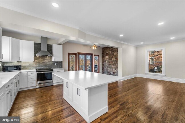 Building Photo - 311 W Main St