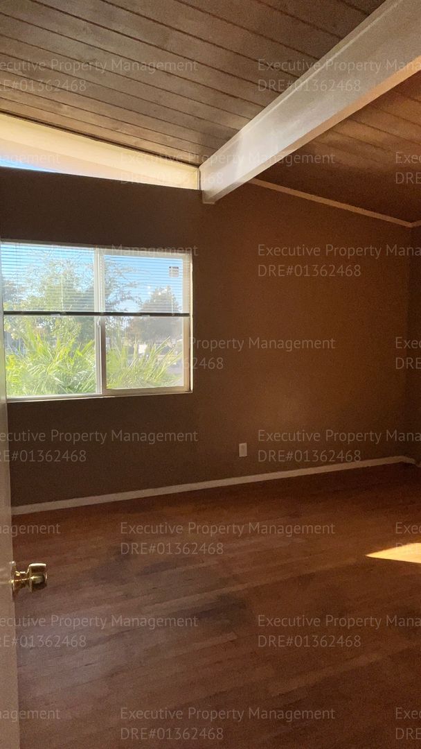 Building Photo - 3 bedroom/ 1.5 bathroom home with a detach...