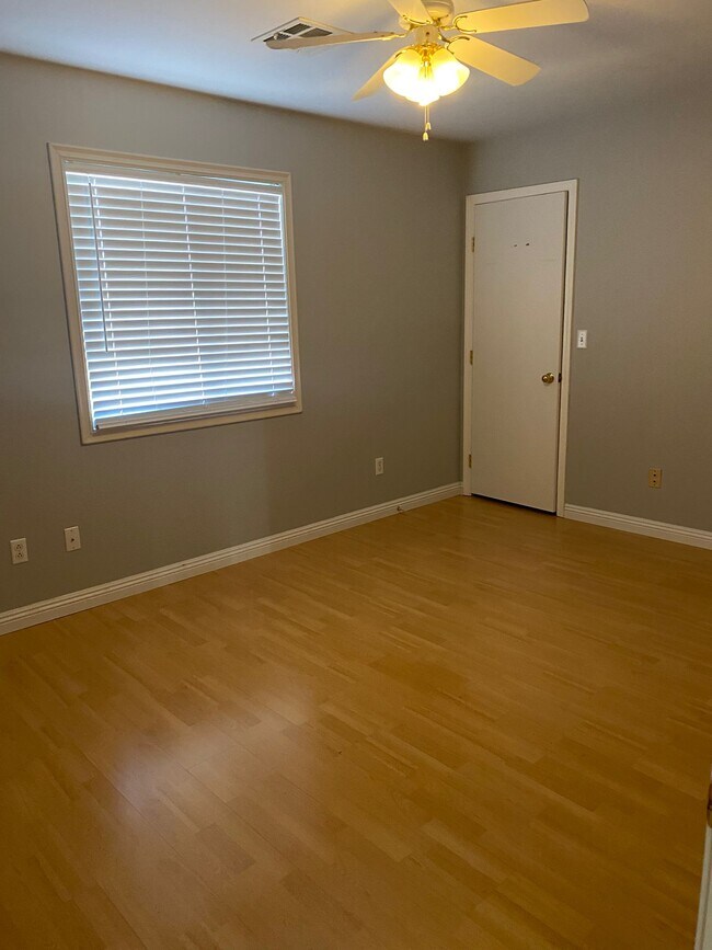 Building Photo - 2630 Heathrow St