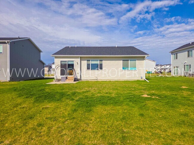 Building Photo - 3 Bedroom, 2 Bathroom Single Family Ranch with 2-Car attached garage