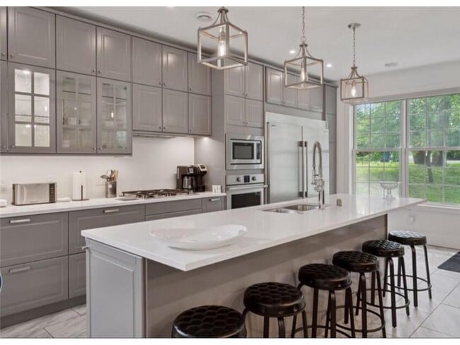 Building Photo - 1032 Gardner St E