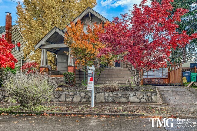 Building Photo - Stunning 4BD Craftsman in Excellent N Port...