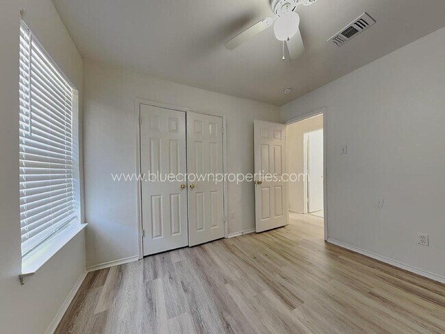 Building Photo - 615 Douglas Dr