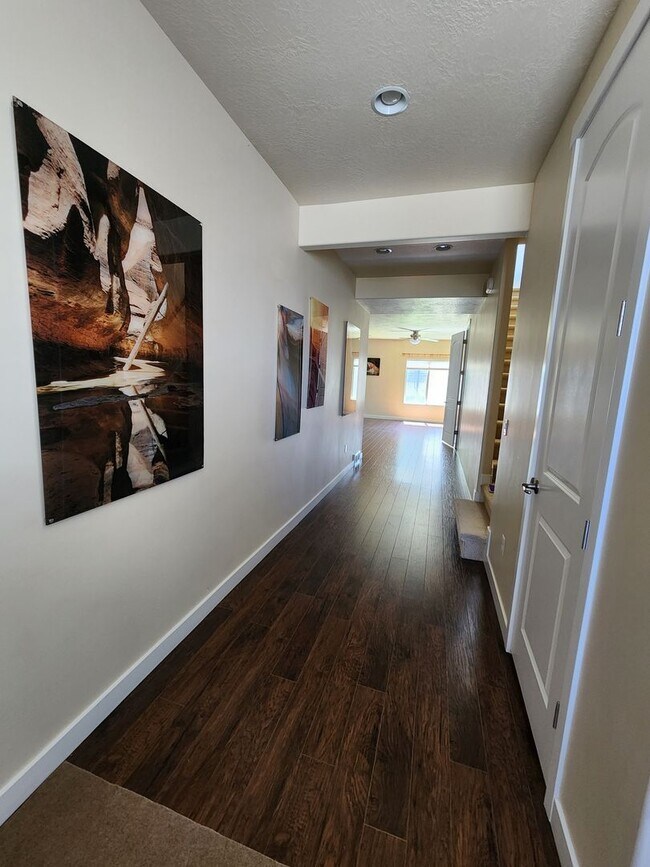 Building Photo - Luxury! 4 bdrm 3.5 bath HOUSE w/ Views! 2 car garage!