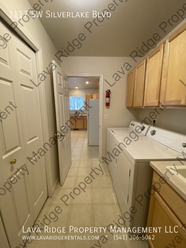 Building Photo - 1117 SW Silver Lake Blvd