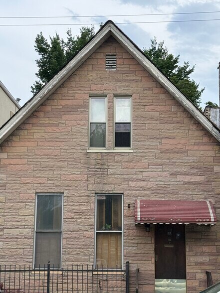 Building Photo - 2931 W Belmont Ave