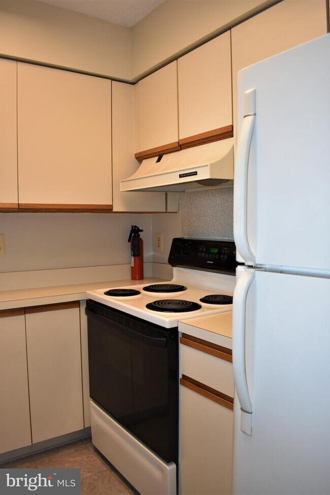 Building Photo - 10101 Grosvenor Pl