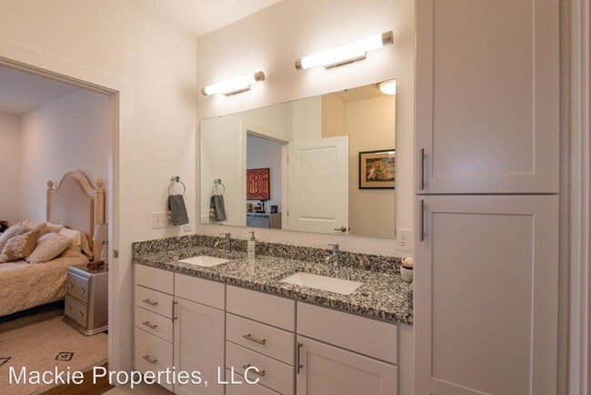 Building Photo - 2 br, 2.5 bath House - 304 West Kirkwood #308