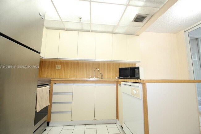 Building Photo - 17890 W Dixie Hwy